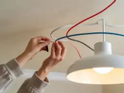 Jak podłączyć żyrandol 3 kable z sufitu - uniknij błędów i zagrożeń