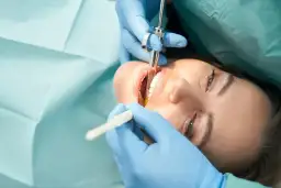 Ile trzyma znieczulenie od dentysty? Sprawdź, jak długo trwa odrętwienie