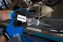 Zaklejanie chłodnicy: Płyn, klej czy mechanik? Co wybrać?