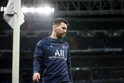 Lionel Messi w dresie PSG, zastanawia się, ile Messi zarabia na sekundę.
