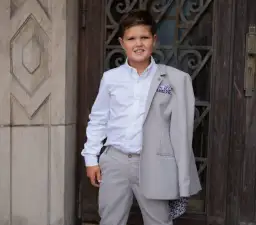 Strój na komunię dla chłopca-gościa: Elegancja i komfort