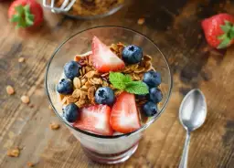 Co zjeść na fit podwieczorek? Proste i zdrowe pomysły na niskokaloryczne przekąski