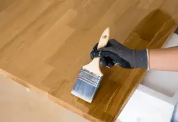 Olej do blatu kuchennego: Jak zabezpieczyć drewno na lata?