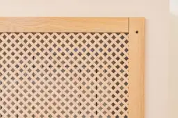 Drewniana kratka maskująca grzejnik, estetyczne rozwiązanie jak zabudować grzejnik.