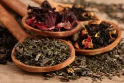 Jakie herbaty są moczopędne? 7 skutecznych naparów dla zdrowia