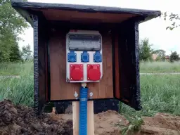 Jaka odległość skrzynki elektrycznej od granicy działki? Uniknij problemów!