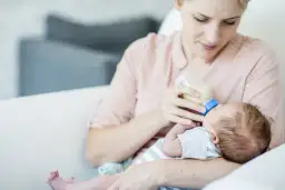 Objawy refluksu u niemowląt – jak je rozpoznać i co robić?