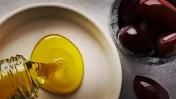 Zamienniki oliwy z oliwek: Smażenie, sałatki, pieczenie co wybrać?