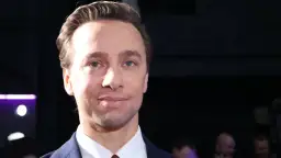 Zbliżenie na twarz mężczyzny w garniturze. Zastanawiasz się, ile lat ma Bosak?