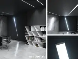 Nowoczesne wnętrze z białym regałem i oświetleniem. Widać profil LED w ścianie, który tworzy ciekawy efekt świetlny.