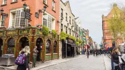 Ile zarabia barman w Irlandii? Fakty, które mogą Cię zaskoczyć