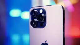 Zbliżenie na moduł aparatów iPhone 14 Pro. Trzy obiektywy i lampa błyskowa tworzą potężny aparat gotowy do uchwycenia każdej chwili.