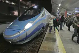 Dwie kobiety na peronie czekają na Pendolino z Gdańska do Krakowa. Pociąg jest nowoczesny i szybki.
