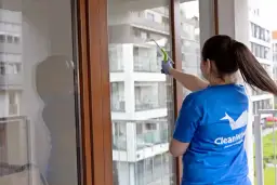 Jak myć okna na wysokości? Bezpieczne metody i niezbędne narzędzia