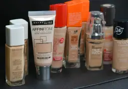 Krem rozświetlający do twarzy Rossmann i inne podkłady: Maybelline Affinitone, Revlon, L'Oréal.