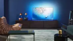 Nowoczesny salon z telewizorem wyświetlającym podwodny świat. To pokazuje, co to jest sztuczna inteligencja w telewizorze – inteligentne dopasowanie obrazu do otoczenia.