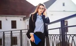 Jak wybrać idealny outfit na obronę, by wyglądać profesjonalnie i pewnie?