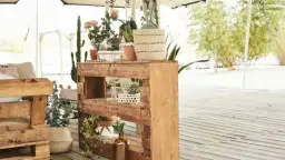 Jak zrobić regał z palet - proste kroki, które zaoszczędzą czas i pieniądze