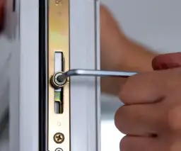 Jak wyregulować okna na zimę? Prosty poradnik, oszczędź 15% ciepła