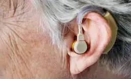 Ile wynosi dofinansowanie do aparatu słuchowego? Sprawdź, co przysługuje