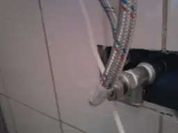 Gdzie zamontować zawór bezpieczeństwa w bojlerze, aby uniknąć awarii?