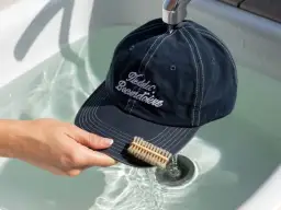 Jak prać czapki z daszkiem, by nie straciły kształtu i koloru?