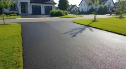 Asfalt czy kostka? Wybierz idealny podjazd: koszty, trwałość, estetyka