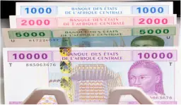 Stos banknotów: 1000, 2000, 5000 i 10000 franków CFA. To waluta używana w krajach takich jak Senegal.