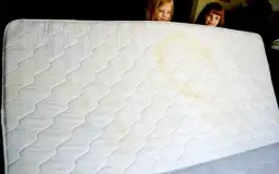 Skuteczne sposoby na usunięcie plam z moczu na materacu bez wysiłku