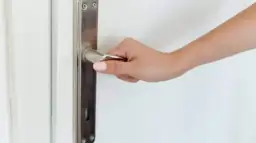 Jak otworzyć zatrzaśnięte drzwi: proste metody na szybkie rozwiązanie