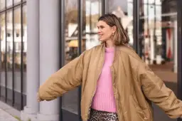 Jaka kurtka dla niskiej osoby? Sekrety wydłużającej stylizacji