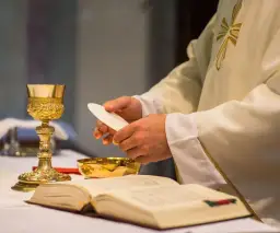 Czy w Nowy Rok trzeba iść do kościoła? Obowiązek mszy i duchowe konsekwencje