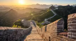Wielki Mur Chiński, jeden z 7 cudów świata UNESCO, w promieniach wschodzącego słońca.