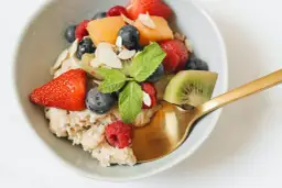 Czy owsianka jest dietetyczna? Poznaj jej zdrowotne korzyści i pułapki