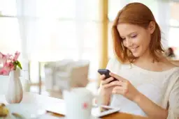 Jak flirtować przez SMS z kobietą, aby zbudować prawdziwą relację?