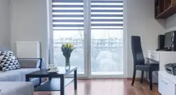 Jakie rolety na drzwi balkonowe wybrać, aby zyskać komfort i styl