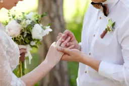 Czy należy się urlop okolicznościowy na ślub dziecka? Sprawdź zasady