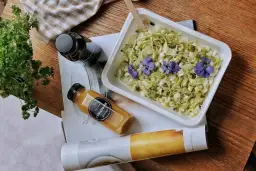 Szukasz najlepszych firm oferujących catering dla biur w dużych miastach? Zobacz, jakie pyszne i zdrowe posiłki, jak ta sałatka z kwiatami, mogą Ci zaproponować.