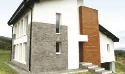 Elewacja nowego domu: Kiedy bezpiecznie tynkować? Uniknij pęknięć!