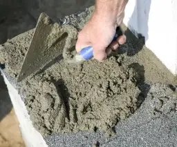 Jaka zaprawa na fundament? Wybierz najlepszą dla trwałości