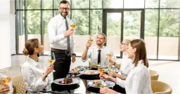 Ile kosztuje catering na urodziny? Sprawdź, co wpływa na cenę