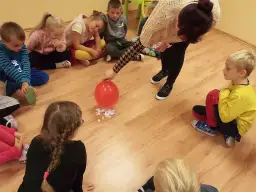 Eksperymenty z balonem w przedszkolu - 5 prostych i bezpiecznych zabaw