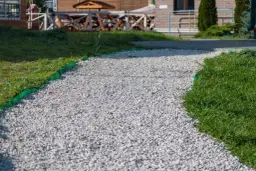 Czym utwardzić podjazd: najlepsze materiały i ich wady