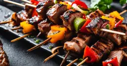 Szaszłyki z wieprzowiny: proste przepisy, które zachwycą Twoich gości