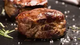 Kiedy solić wołowinę, aby była idealnie soczysta i aromatyczna?