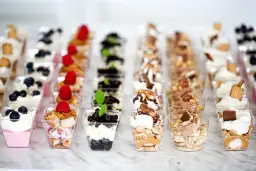 Mini deserki w pojemniczkach: ceny i rodzaje na każdą okazję