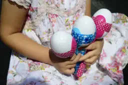 Jak stworzyć grzechotki DIY z materiałów, które masz w domu