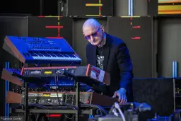 Muzyka elektroniczna symfoniczna: Fuzja orkiestry i syntezatorów