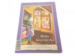 Recenzja książki "Mała Księżniczka" Frances Hodgson Burnett. Ilustracja przedstawia dwie dziewczynki, jedna w ubogim stroju, druga w sukni, patrzące przez okno.