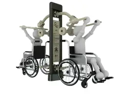 Dwie postacie na wózkach ćwiczą na siłowni dla niepełnosprawnych. Sprzęt jest dostosowany do ich potrzeb, umożliwiając aktywność fizyczną.